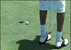 Un hombre jugando al golf