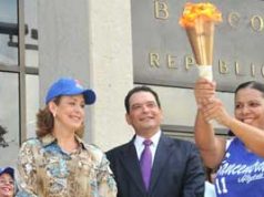 Clarissa de la Rocha enciende antorcha de los Bancentralianos sc-rocha