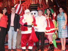 Coca-Cola enciende gigantesco árbol de Navidad sc-cocacola