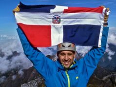 Dominicano corona la cima del Monte Carstensz en Indonesia sc-ivan