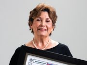 Aprendí muy temprano que es mejor un poco de tinta opaca que una mente brillante. premio-rita