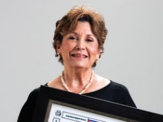 Aprendí muy temprano que es mejor un poco de tinta opaca que una mente brillante. premio-rita