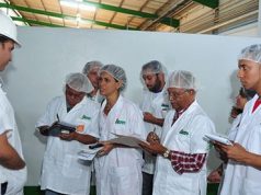 Industrias San Miguel ofrecen un recorrido por su planta a comunicadores dominicanos