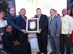 Ministro Francisco Javier es reconocido por aportes al sector