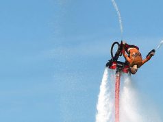 Flyboard, deporte que enloquece al turista.