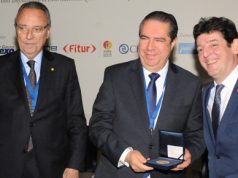 Ministro Francisco Javier García recibe medalla al mérito por aportes al sector en Iberoamérica
