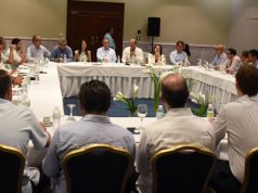 Ministro de turismo se congrega con hoteleros de la región este del país