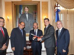 Ejecutivos de Pawa Dominicana presentan planes de expansión al Presidente Medina