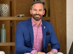 La mujer dominicana en su mayoría ama lucir su cabello con el rizo natural, es decir, sin procesar, fue precisamente que pensando en cada una de ellas, se creó la línea de belleza “Afro Love” de Halka Industrial. La presentación de este producto estuvo a cargo de Ricardo Esteban, VP de Mercadeo de Halka Industrial, quien afirmó: “La meta es que nuestra línea pueda complacer y llenar las expectativas, y que todas las personas que las usen tengan un producto que les aporte a su cabello lo que necesiten a un precio justo y asequible”. Indicó que esta línea fue creada para las chicas de pelo rizo, pero que de igual forma invita a los hombres a probar cualquiera de estos productos “hagan una prueba, estamos seguros de que le encantará”. Ricardo Esteban precisó que luego de casi dos años de arduo trabajo “hemos aprendido todo sobre el mundo natural de las chicas afro. Con la ayuda de nuestra embajadora Stephany Peguero (@afromio), y su amplio conocimiento logramos diseñar, crear e innovar esta nueva línea a base de ingredientes naturales”. En tal sentido, explicó que los ingredientes usados para la elaboración de este producto son: Menta, eucalipto, romero, miel, karite, shea, aceite de ricino, aceite de árbol de té, de aguacate, de oliva, de coco y sábila. Finalmente, dijo que “Cuidar el cabello rizo es uno de los retos más importantes para nosotros. Estamos muy felices con el resultado de este proyecto ¡Ahora solo falta que nos permitas compartir contigo la celebración de ser natural!”. La línea incluye shampoo, condition, mascarilla, crema de peinar y leaven y están a la venta en todas las Tiendas La Sirena. Sobre Halka Industrial Son los primeros años de la década de los treinta cuando Ricardo Molinari funda Halka Industrial con el objetivo de realizar la manufactura de productos de higiene personal. Al oficializar su empresa en las oficinas gubernamentales de la República Dominicana, se le asigna el registro industrial no.12. Jabones, colonias y vaselina para el pelo son los productos que el empresario italo-puertorriqueño fórmula para empezar a desarrollar la industria. Marcas como jabón Campana, colonia John Lahoud y vaselina Halka son registradas, fabricadas y comercializadas de inmediato. Después de aproximadamente 84 años, la brillantina Halka es reconocida a nivel nacional e internacional por su tradición de consumo de generación a generación. Halka Industrial sigue avanzando en el desarrollo de nuevos productos implementando la línea juvenil Chiki Halka, única en el mercado dirigida a niños y niñas de edades entre los tres y quince años.