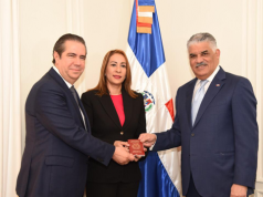 Ministros Francisco Javier y Miguel Vargas entregan pasaporte diplomático a primera agregada de turismo