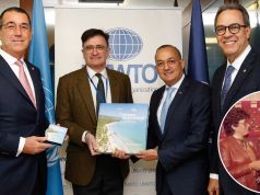 Banco Popular entrega a OMT libro institucional sobre turismo dominicano Juan Lehoux, vicepresidente ejecutivo de Negocios Empresariales y de Inversión; José Mármol, vicepresidente ejecutivo de Relaciones Públicas y Comunicaciones; y Juan Manuel Martín de Oliva, vicepresidente del Área Negocios Turísticos