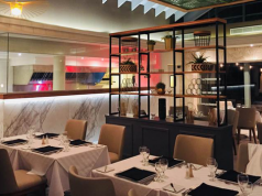 Master Chef cocina para comensales del restaurante “Hernann” del Casa Marina Beach & Reef