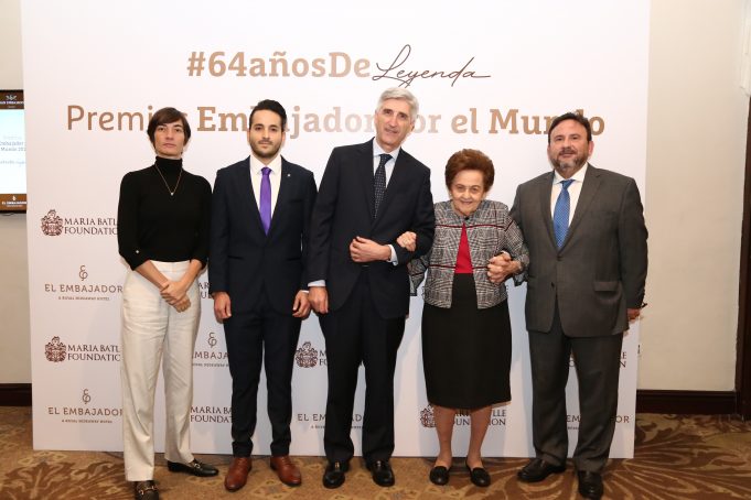 El Embajador celebra 64 aniversario y entrega reconocimiento anual