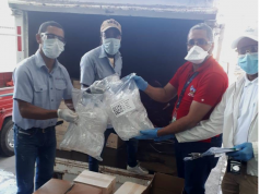 Viva Resorts dona artículos de uso médico al Ministerio de Salúd Pública La cadena Viva Resorts entregó artículos de uso médico al Ministerio de Salud Pública, que servirán para mejorar las condiciones de trabajo del personal público que trabaja para mitigar los efectos del COVID-19. La donación incluye guantes y lentes de protección, como parte del programa de responsabilidad social que llevan a cabo los miembros de la Asociación Nacional de Hoteles y Turismo de la República Dominicana (ASONAHORES). Rafael Blanco Canto, vicepresidente ejecutivo de Viva Resorts, expresó “esto es solo una muestra del compromiso que tenemos las empresas dominicanas con nuestro país y la salud de nuestra gente; es solo el inicio de una serie de colaboraciones que procuraremos para nuestras autoridades”.