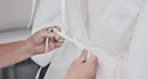 Louis Vuitton pone en marcha su taller prêt-à-porter para fabricar batas para hospitales parisinos