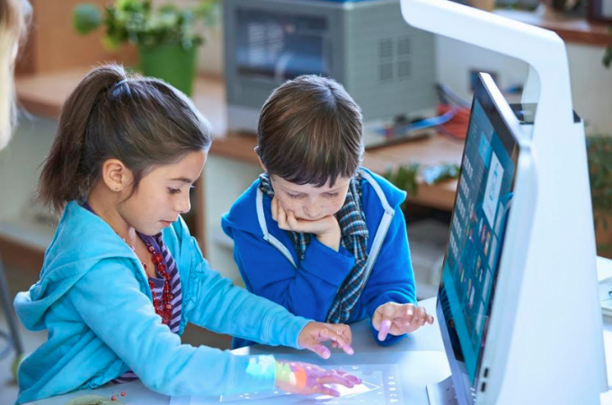 HP Inc. presenta el programa BeOnline que conecta a docentes con alumnos desde casa