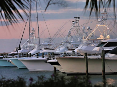 Marinas Deportivas de dominicanas anuncian reapertura de sus operaciones Con la reapertura del turismo a partir del primero de julio, las marinas deportivas del país anunciaron que están listas para reiniciar sus operaciones náuticas con protocolos bien establecidos, y unificados con las marinas de la región del Caribe, brindando así toda la seguridad a los navegantes. Siguiendo las recomendaciones formuladas por la Comisión de Alto Nivel para la Prevención y el Control del Coronavirus en República Dominicana, y con la apertura de las fronteras, las principales marinas deportivas dominicanas abrirán sus amarres al turismo náutico nacional y extranjero. El protocolo sanitario y de bioseguridad para minimizar el riesgo de contagios en las facilidades de las diferentes marinas y clubes náuticos del país, incluyen el uso obligatorio de mascarillas, distanciamiento físico y social, requerimientos de resultados negativos de pruebas PCR de no más de 10 días de emitido para las llegadas internacionales, la aplicación de pruebas rápidas de manera periódica al personal de planta y tripulaciones de embarcaciones locales. En adición, se han redoblado las medidas de limpieza y desinfección, incluyendo los equipos de protección necesarios para los colaboradores. El turismo náutico es uno de los sectores con mayor potencial para el desarrollo nacional, desde la pesca, en su gran mayoría de captura y liberación, la navegación recreacional y el tránsito de embarcaciones desde un destino a otro del Caribe. Las actividades náuticas se han convertido en el mejor complemento de actividades ofrecidas a los millones de turistas que visitan el país cada año. A diferencia de otros destinos náuticos de la región, la República Dominicana mantuvo cerrada todas las operaciones náuticas, razón por la cual la reapertura de sus operaciones representa un reto para estas instalaciones, por la estacionalidad de este tipo de turismo que se vio afectado por la pandemia. Las marinas deportivas desempeñan un rol importante en la oferta turística dominicana por lo que desde ya están listos para la reapertura, garantizando que somos un destino seguro. Las marinas deportivas del país se encuentran en proceso de formación de la Asociación de Marinas Deportivas, a través de la cual impulsarán acciones para fomentar el turismo y las actividades náuticas en el país, promoviendo el valor de estas para el desarrollo turístico dominicano y los subsectores productivos y económicos en los cuales inciden de manera directa.