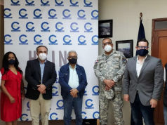 Industriales y autoridades unen esfuerzos contra el COVID-19 en Haina La Asociación de Industrias de la República Dominicana (AIRD) y la Asociación de Industrias y Empresas de Haina y Región Sur (AIE-Haina) unieron sus esfuerzos para llevar a cabo un operativo de prevención del COVID-19 en la Zona industrial de Haina, organizado por el Ministerio de Salud, el Ministerio de Defensa, el Centro de Operaciones de Emergencias (COE), el C5I y la Comisión Presidencial de Atención y Emergencias ante el COVID. Celso Juan Marranzini, presidente de la AIRD, agradeció al Ministro de Salud, Dr. Rafael Sánchez Cárdenas, al Dr. Alejandro Báez, director ejecutivo del Comité de Emergencia y Gestión Sanitaria para el Combate del COVID 19 y a todo su equipo, y al Contralmirante Lee Ballester, en representación del Ministerio de Defensa y del Centro de Comando, Control, Comunicaciones, Computadoras, Ciberseguridad e Inteligencia del Ministerio de Defensa (C5i), así como a las demás autoridades y técnicos por todo el apoyo brindado para la realización del operativo. “Más allá de proveer equipos de seguridad y hacer pruebas, se trata de fortalecer el sistema de salud de la zona, concientizar y fortalecer las medidas de protección que debe tomar la población, así como los protocolos de las industrias y empresas”, expresó Marranzini. Afirmó que es clave que las empresas, las comunidades y las autoridades trabajen de manera conjunta y con un mismo objetivo “porque es la única manera de poder ser efectivos en controlar la propagación del virus, fortalecer la confianza y reactivar la economía fortaleciendo las actividades productivas y pudiendo, además, ejercer nuestro derecho al voto el próximo 5 de julio”, concluyó el presidente de la AIRD. El operativo se llevó a cabo por dos días. La jornada contempló la aplicación de pruebas rápidas y pruebas PCR, limpieza y desinfección, entrega de mascarillas y visitas en puntos estratégicos en la comunidad y en la zona industrial, así como orientaciones a los pobladores sobre las medidas que deben mantenerse para ganar la batalla al COVID-19.