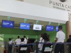 Aeropuerto Internacional de Punta Cana realiza simulacro de reactivación de operaciones El Aeropuerto Internacional de Punta Cana (PUJ) realizó un simulacro de reactivación de las operaciones previo a su reapertura el próximo 1ro de julio, con el objetivo de afianzar en la comunidad aeroportuaria los nuevos protocolos de seguridad sanitaria implementados en la terminal para la contención y prevención ante el Covid-19. El ejercicio se llevó a cabo en la terminal A, desarrollándose en torno a la llegada de un vuelo y la salida de dos simultáneamente. Durante el mismo, se simuló el abordaje de autobuses desde la salida de un hotel hasta la llegada al aeropuerto, la utilización de quioscos para realizar el auto-registro o self-check in y la facturación en el mostrador. Además, fueron puestos en marcha los servicios VIP, servicios de maleteros, asistencia a pasajeros con movilidad reducida, y protocolos en el área de tiendas y restaurantes. También, se representó el proceso a llevarse a cabo en las estaciones del Ministerio de Salud Pública (MSP), en donde se tomará la temperatura a los pasajeros; se simuló la lectura digital de los pases de abordaje por el personal encargado, el paso por los arcos detectores de metal o escáneres corporales, y el proceso de migración hasta llegar a la puerta de embarque. Además, se escenificó la detención de un pasajero con síntomas sospechosos del Covid-19, para poner en práctica la activación de los protocolos establecidos por el Ministerio de Salud Pública. “Queremos asegurar el correcto funcionamiento de todos nuestros protocolos y la actuación rápida de nuestro personal, como de la comunidad aeroportuaria, ante cualquier situación real durante nuestras operaciones”, expresó Alberto Smith, director de Operaciones de Landside del Aeropuerto Internacional de Punta Cana. En el simulacro, realizado el pasado 25 de junio, participaron más de 200 personas, entre ellas, personal y representantes de líneas aéreas,empresas transportistas, representantes de servicio en tierra, tiendas, el Cuerpo Especializado en Seguridad Aeroportuaria y de la Aviación Civil (CESAC), la Dirección General de Migración (DGM), Dirección General de Aduanas (DGA), Dirección Nacional de Control de Drogas (DNCD), los Ministerios de Salud Pública y Agricultura, entre otras entidades de apoyo. El Aeropuerto Internacional de Punta Cana trabaja con los lineamientos del Instituto Dominicano de Aviación Civil (IDAC), la Organización de Aviación Civil Internacional (OACI) y la Asociación Internacional de Transporte Aéreo (IATA, por sus siglas en inglés). Tiene previsto recibir unos 363 vuelos durante todo el me de julio.