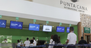 El Aeropuerto Internacional de Punta Cana (PUJ) realizó un simulacro de reactivación de las operaciones previo a su reapertura el próximo 1ro de julio, con el objetivo de afianzar en la comunidad aeroportuaria los nuevos protocolos de seguridad sanitaria implementados en la terminal para la contención y prevención ante el Covid-19. El ejercicio se llevó a cabo en la terminal A, desarrollándose en torno a la llegada de un vuelo y la salida de dos simultáneamente. Durante el mismo, se simuló el abordaje de autobuses desde la salida de un hotel hasta la llegada al aeropuerto, la utilización de quioscos para realizar el auto-registro o self-check in y la facturación en el mostrador. Además, fueron puestos en marcha los servicios VIP, servicios de maleteros, asistencia a pasajeros con movilidad reducida, y protocolos en el área de tiendas y restaurantes. También, se representó el proceso a llevarse a cabo en las estaciones del Ministerio de Salud Pública (MSP), en donde se tomará la temperatura a los pasajeros; se simuló la lectura digital de los pases de abordaje por el personal encargado, el paso por los arcos detectores de metal o escáneres corporales, y el proceso de migración hasta llegar a la puerta de embarque. Además, se escenificó la detención de un pasajero con síntomas sospechosos del Covid-19, para poner en práctica la activación de los protocolos establecidos por el Ministerio de Salud Pública. “Queremos asegurar el correcto funcionamiento de todos nuestros protocolos y la actuación rápida de nuestro personal, como de la comunidad aeroportuaria, ante cualquier situación real durante nuestras operaciones”, expresó Alberto Smith, director de Operaciones de Landside del Aeropuerto Internacional de Punta Cana. En el simulacro, realizado el pasado 25 de junio, participaron más de 200 personas, entre ellas, personal y representantes de líneas aéreas,empresas transportistas, representantes de servicio en tierra, tiendas, el Cuerpo Especializado en Seguridad Aeroportuaria y de la Aviación Civil (CESAC), la Dirección General de Migración (DGM), Dirección General de Aduanas (DGA), Dirección Nacional de Control de Drogas (DNCD), los Ministerios de Salud Pública y Agricultura, entre otras entidades de apoyo. El Aeropuerto Internacional de Punta Cana trabaja con los lineamientos del Instituto Dominicano de Aviación Civil (IDAC), la Organización de Aviación Civil Internacional (OACI) y la Asociación Internacional de Transporte Aéreo (IATA, por sus siglas en inglés). Tiene previsto recibir unos 363 vuelos durante todo el me de julio.