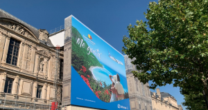 RD se promociona en fachada Museo del Louvre, París, Francia