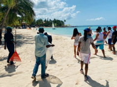Viva Wyndham Dominicus Beach se suma a la jornada mundial de Limpieza de Playas El hotel Viva Wyndham Dominicus Beach en Bayahibe se sumó a la jornada del Día Mundial de Limpieza de Playas, con la participación de colaboradores del hotel, clientes y la empresa Suriplant, suplidora de servicios de las áreas verdes. Durante la actividad se lograron recoger 20 fundas de cincuenta y cinco galones de basura, tras varios días de recogida alterna en las inmediaciones del litoral costero de Bayahibe. Claudio Natella, Gerente General de Viva Wyndham Dominicus Beach, explicó “es nuestro compromiso y el de todos los colaboradores, contribuir a la concienciación y cuidado del medioambiente, especialmente a través de nuestras playas, que son el principal recurso de la industria turística y a las que debemos preservar para el disfrute de las presentes y futuras generaciones”. El Viva Wyndham Dominicus Beach reabrió sus puertas el pasado 18 de septiembre tras un proceso de remodelación que incluyó la renovación del lobby, las habitaciones estándar y superior, la reforma del bar El Trago y la redecoración de cuatro restaurantes: el buffet principal, Viva México, La Pizzería y La Roca. Sobre Viva Wyndham Resorts Viva Wyndham Resorts cuenta con propiedades con todo incluido en Bahamas, República Dominicana y México. Viva Resorts, la empresa matriz de Viva Wyndham Resorts, ha desarrollado, administrado y comercializado productos hoteleros en el Caribe por más de 30 años. Además de Viva Wyndham Resorts, la cartera incluye el Club Viva, solo para miembros, y V Collection, que está dedicada a propiedades con todo incluido, solo para adultos. Para más información, visite www.vivaresorts.com