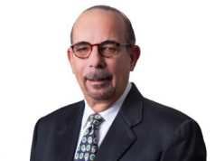 Designan a Alex Santana como director ejecutivo de la Asociación Dominicana de Líneas Aéreas El reconocido profesional de la industria de la aviación, Alex Santana, ha sido designado director ejecutivo de la Asociación Dominicana de Líneas Aéreas-ADLA-, entidad que agrupa a las aerolíneas del país. “Nos honra anunciar la incorporación de Alex Santana al equipo directivo de ADLA, un profesional de vasta experiencia en el sector aeronáutico nacional e internacional, lo que reafirma nuestro compromiso de impulsar el despegue definitivo de la industria aérea nacional para que esté en capacidad de competir en condiciones de igualdad con las líneas aéreas extranjeras y pueda convertirse en el aliado ideal del estado para cumplir de manera eficiente con el programa de reactivación del turismo que se ha trazado el gobierno del presidente Luis Abinader” dijo el Cap. Piloto Omar Chahin Lama, presidente de ADLA. De su lado, Alex Santana expresó: “Agradezco a la junta directiva de ADLA permitirme aportar mi experiencia en este campo y poder contribuir al fortalecimiento y consolidación de la industria aérea nacional. Son muchos los retos que tenemos por delante, pero estoy seguro que con la tenacidad, el alto grado de profesionalización y la firme convicción de que solo con aerolíneas fuertes, bien equipadas, el país estará en capacidad de responder a la demanda de asientos que se espera a partir de la reactivación del turismo” Alex Santana es abogado, diplomado en seguridad de la aviación civil y aeroportuaria, ha sido presidente de ALA, chairman of the Board of the Airlines Settlemen Plan (BSP), gerente de Eastern Airlines, director regional del Caribe de Continental Airlines, director ejecutivo de AERODOM, director de Air Santo Domingo, presidente de Aviasol, CEO de Swissport Dominicana, asesor del comité técnico y director del departamento de facilitación de la Junta de Aviación Civil, entre otros. Recientemente, mediante un comunicado, ADLA había expresado su disposición de colaborar con la nueva administración en el diseño de estrategias gubernamentales que estimulen las alianzas publico-privadas orientadas a lograr que el país cuente con líneas aéreas netamente dominicanas que sirvan de soporte a los esfuerzos estatales para el incremento de la recepción de turistas y de las exportaciones.