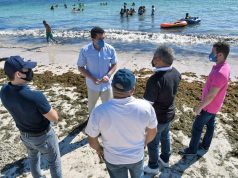 Ministro de Turismo realiza recorrido por Guayacanes para evaluar situación de la playa