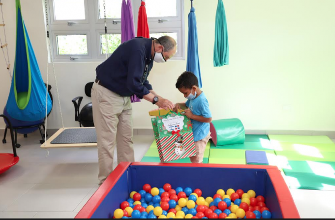 Embajador de Israel visita el Centro de la Diversidad Infantil Puntacana y realiza importantes donaciones