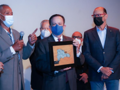 Gobernador Valdez Albizu recibe reconocimiento de artesanos Gobernador Valdez Albizu recibe reconocimiento de artesanos