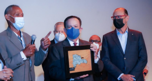 Gobernador Valdez Albizu recibe reconocimiento de artesanos