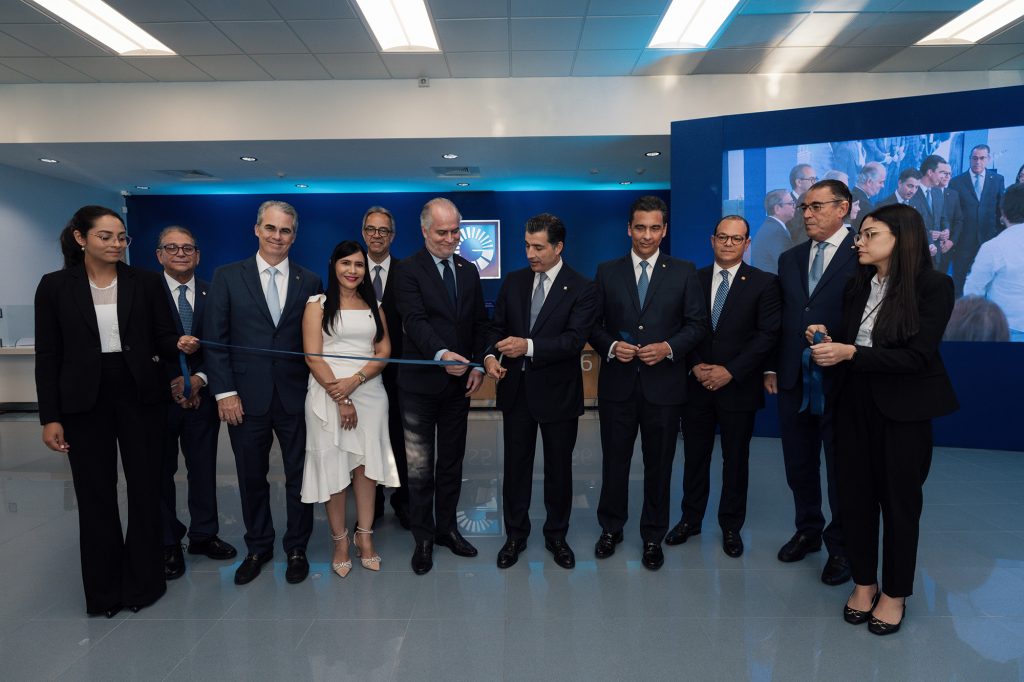 La inauguración simultánea fue encabezada por el superintendente de Bancos, señor Alejandro Fernández W., y el presidente ejecutivo del Banco Popular, señor Christopher Paniagua.
