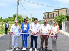Turismo entrega calles asfaltadas con reparaciones de aceras y contenes en Bayahíbe.