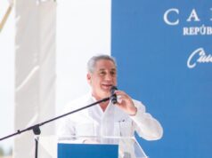 Fernando Hazoury felicita a David Collado por recibir la distinción de ONU Turismo como Ministro de las Américas.