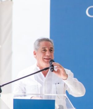 Fernando Hazoury felicita a David Collado por recibir la distinción de ONU Turismo como Ministro de las Américas.