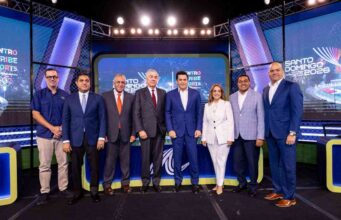 En el Foro de Inversión Turística 2025 ASONAHORES reconoce a David Collado por los logros del sector turismo en su gestión