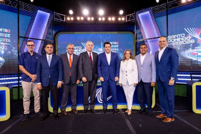 Panelistas con el Ministro David Collado