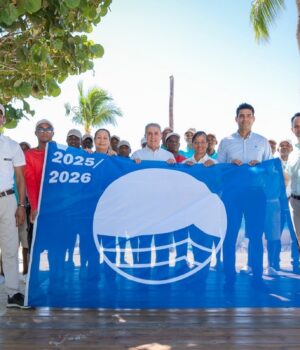 Casa de Campo Resort celebra con éxito el Izamiento de la Certificación “Bandera Azul” 2025-2026 en Playa Minitas
