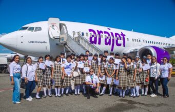 Arajet impulsa el interés por la aviación con una nueva edición de “Piloto por un Día” junto a niños del Instituto Ángeles Custodios