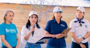 Voluntarios de Popular y Hábitat Dominicana mejoran viviendas y cancha deportiva en Yaguate